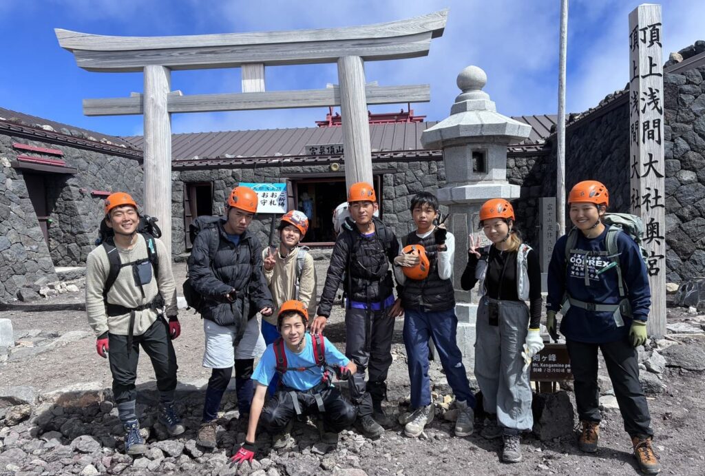 富士登山 どうせ行くなら海抜0mから｜山頂の浅間大社奥宮にて