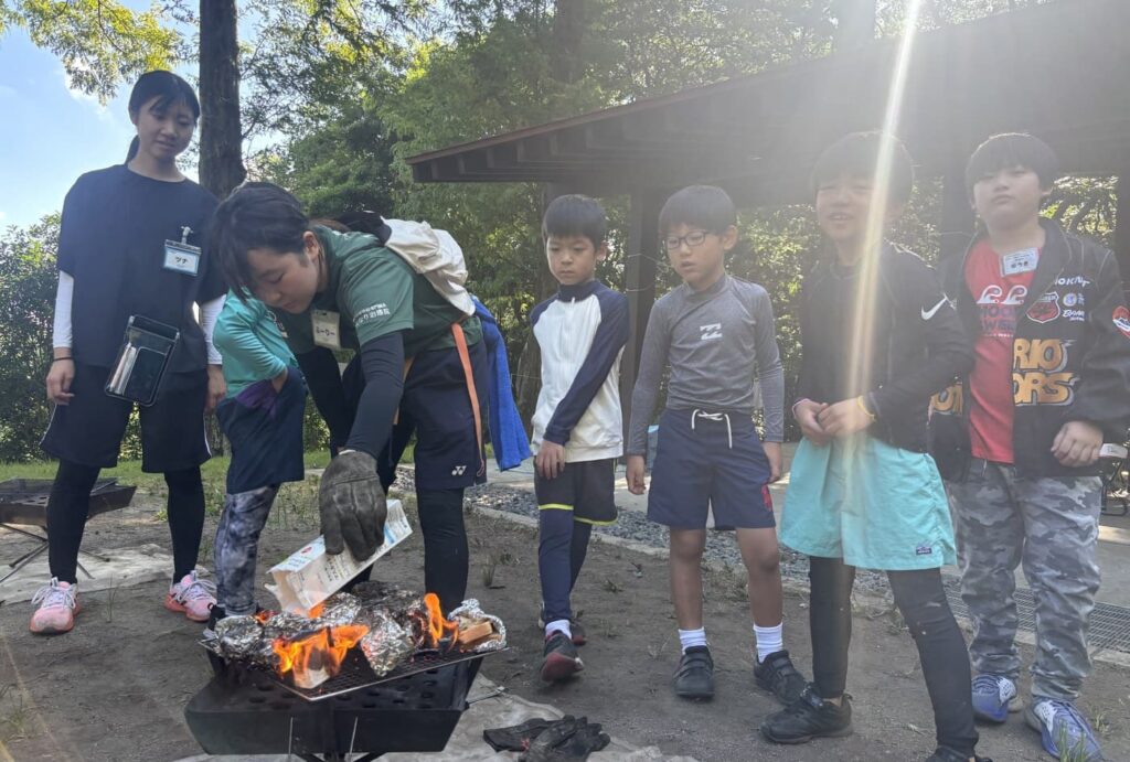 ひみつきち冒険キャンプ｜焚き火で調理