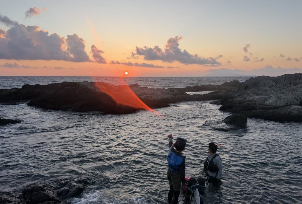 屋久島 海と森の自由なキャンプ｜夕暮れの磯あそび